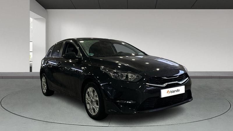 Usado Kia Ceed 120 CV (88 kW) 2023 Negro Utilitario