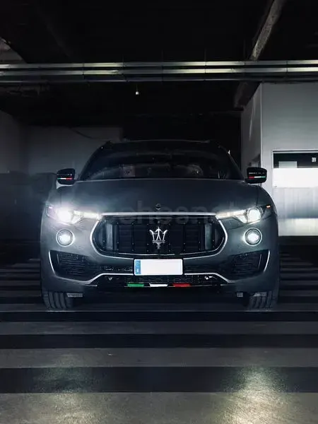 Usado Maserati Levante 430 CV (316 kW) 2018 Gris / plata SUV