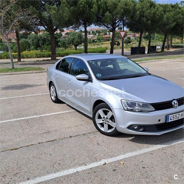 Gris / plata Usado 2013 VW Jetta Advance Berlina | 6999 € (Buen precio) - Imagen 1/4