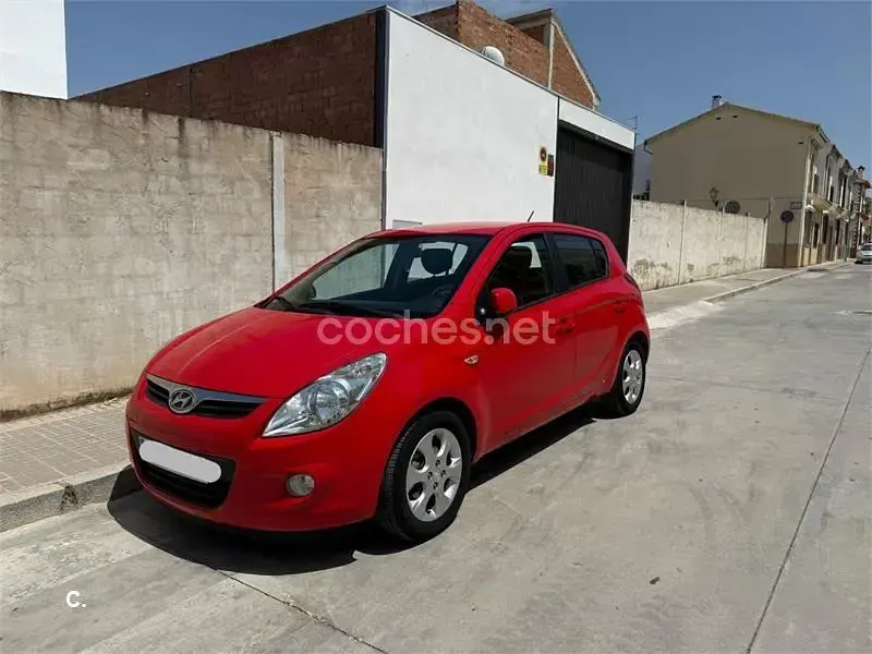 Usado Hyundai i20 Comfort 100 CV (73 kW) 2011 Rojo Utilitario