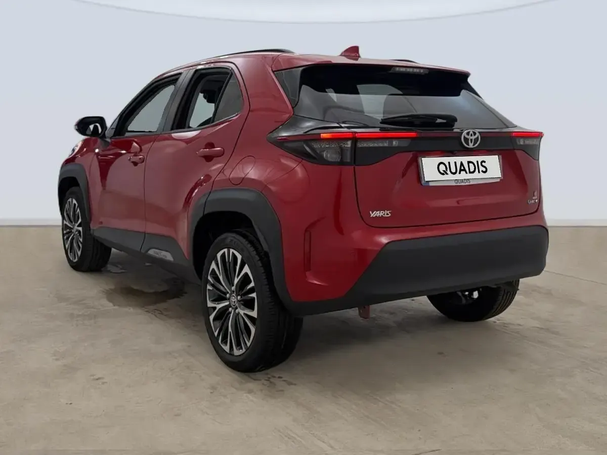 Usado Toyota Yaris Cross Style 131 CV (96 kW) 2024 Rojo SUV