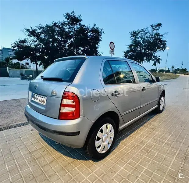Usado Skoda Fabia Comfort 60 CV (44 kW) 2003 Azul Berlina