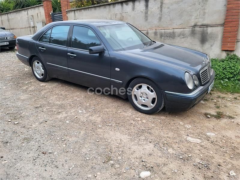 Usado Mercedes E300 Avantgarde 177 CV (130 kW) 1998 Verde Berlina