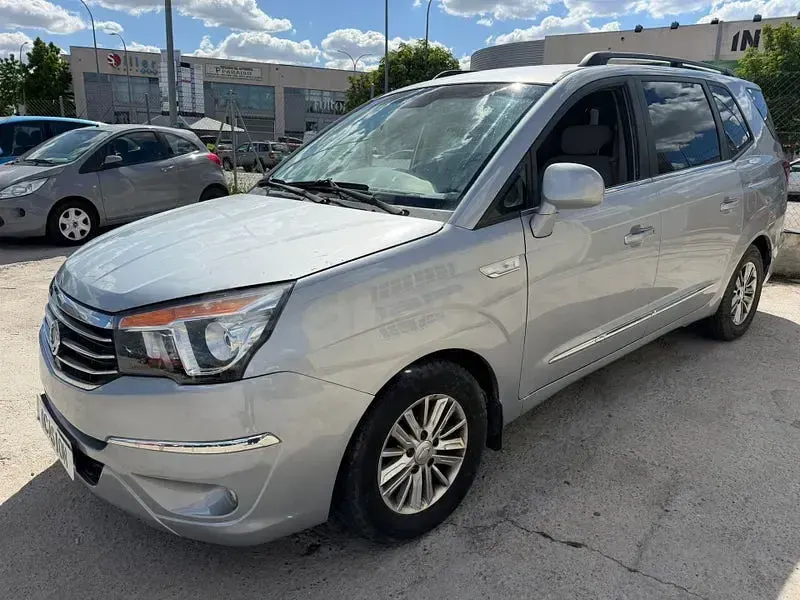 Usado SsangYong Rodius 178 CV (130 kW) 2017 Gris / plata Monovolumen