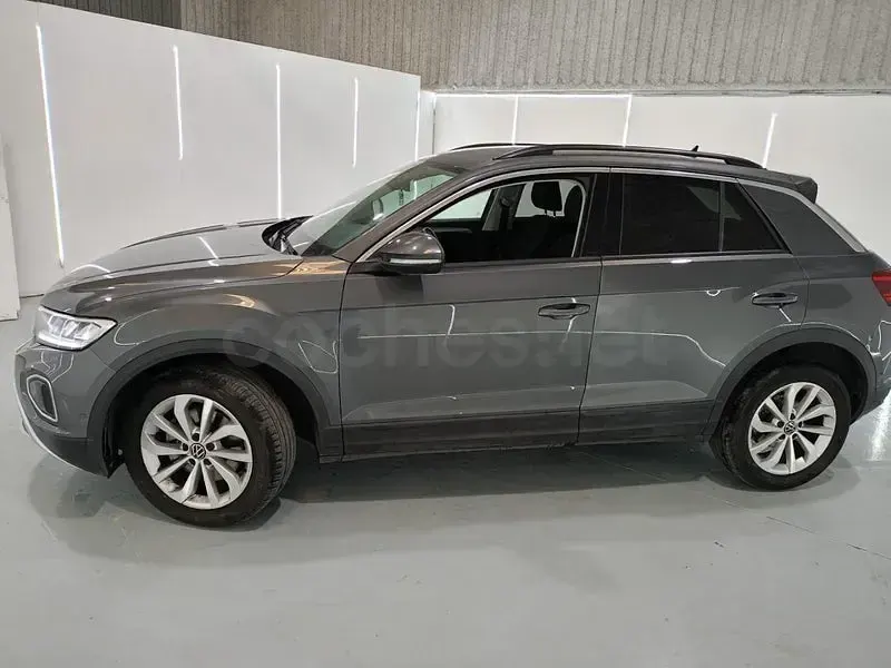 Usado VW T-Roc Life 150 CV (110 kW) 2023 Gris / plata SUV