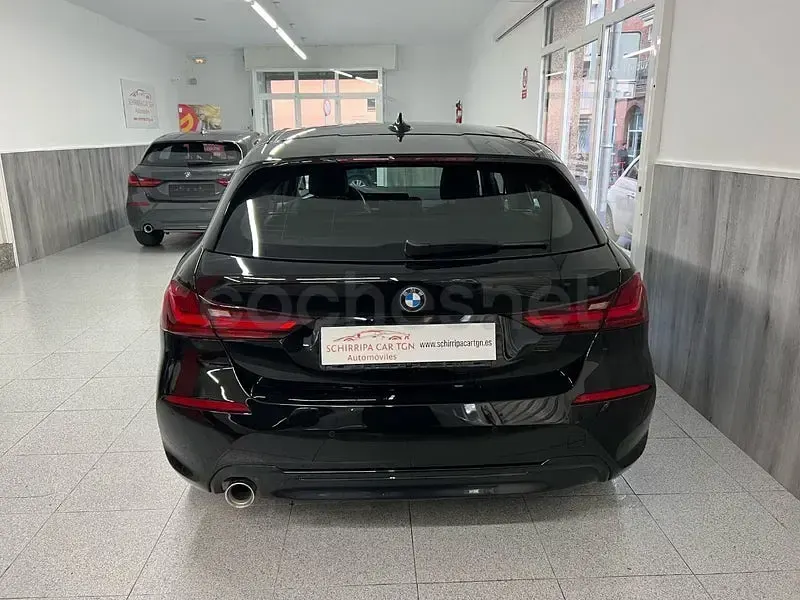 Usado BMW 118 Comfort Edition 136 CV (100 kW) 2022 Negro Utilitario