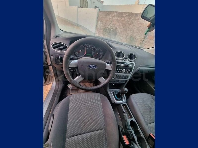 Usado Ford Focus Trend 90 CV (66 kW) 2005 Gris / plata Berlina