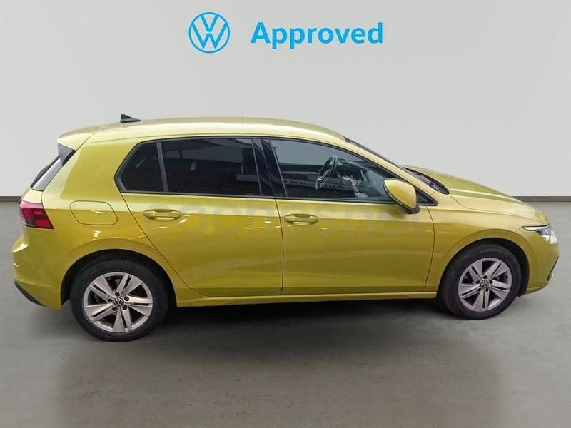Usado VW Golf VIII Life 130 CV (95 kW) 2020 Amarillo Berlina