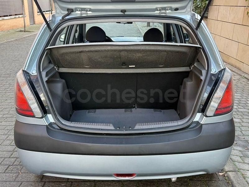Usado Kia Rio EX 97 CV (71 kW) 2005 Gris / plata Berlina