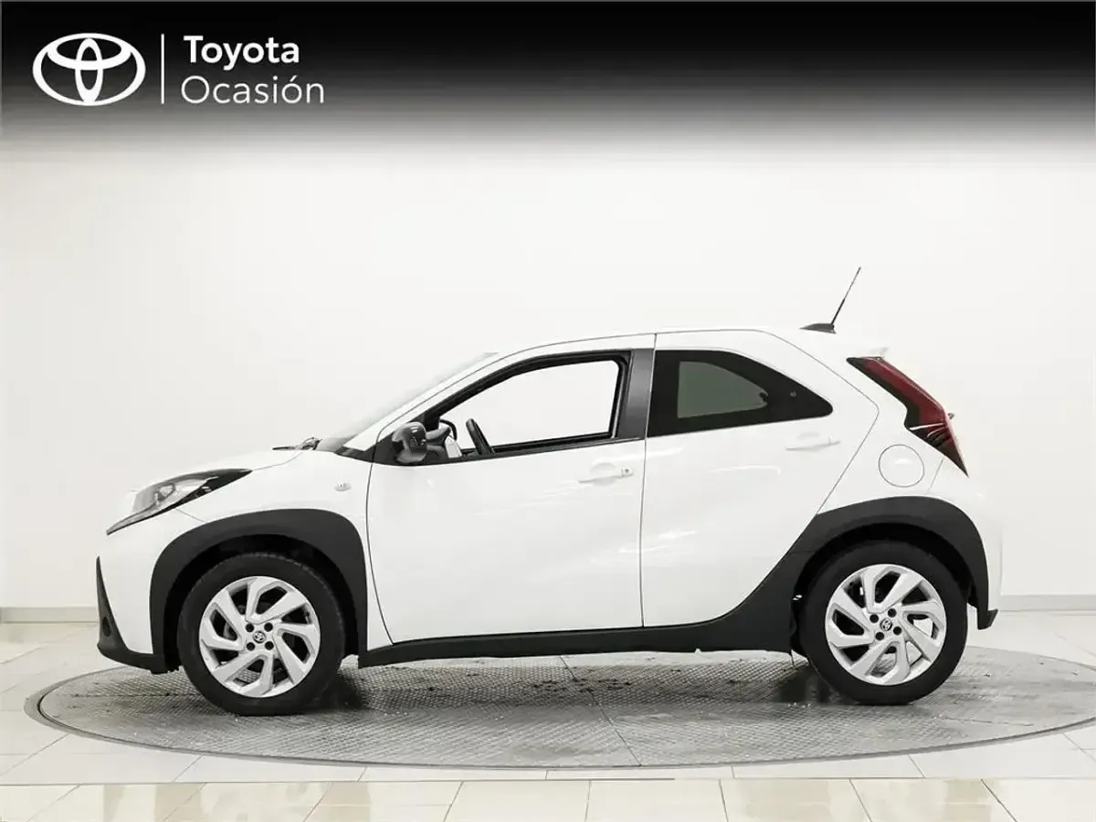 Käytetty Toyota Aygo Play 72 HP (52 kW) 2024 Valkoinen