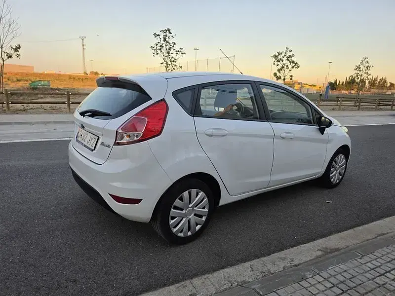 Usado Ford Fiesta Titanium 85 CV (62 kW) 2017 Blanco Utilitario