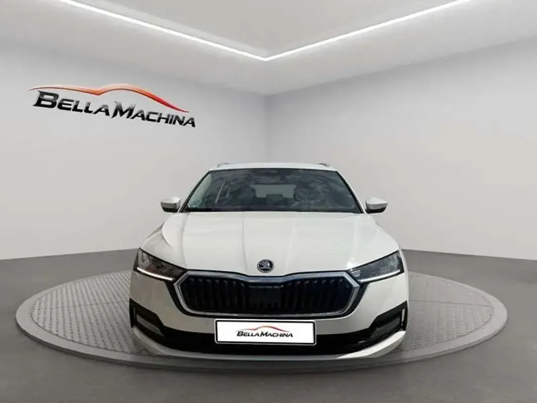 Usado Skoda Octavia Style 150 CV (110 kW) 2021 Blanco Familiar