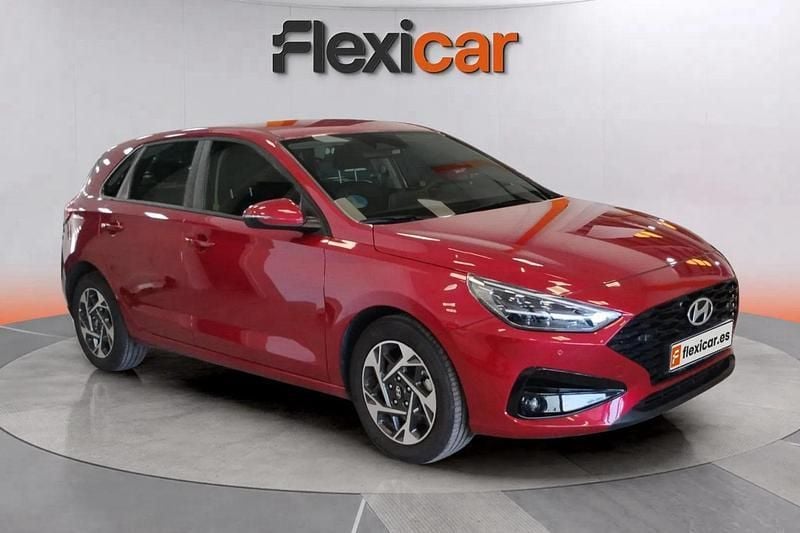 Granate Usado 2024 Hyundai i30 Berlina | 19.490 € (Precio justo) - Imagen 1/4