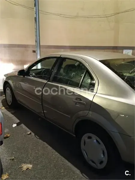 Usado Ford Mondeo Trend 125 CV (91 kW) 2003 Gris / plata Berlina
