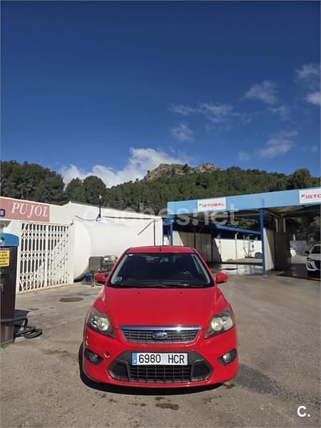 Usado Ford Focus Trend 109 CV (80 kW) 2011 Rojo Berlina