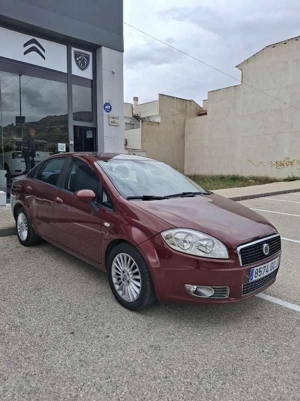 Usado Fiat Linea Emotion 90 CV (66 kW) 2008 Rojo Berlina