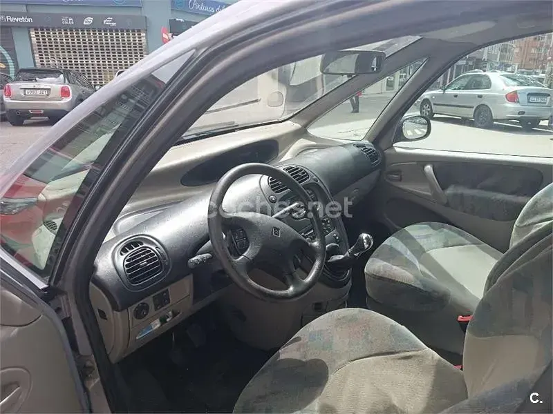 Usado Citroën Xsara Picasso 90 CV (66 kW) 2000 Gris / plata Monovolumen