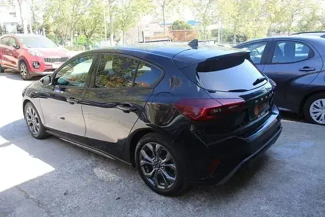 Usado Ford Focus ST-Line 155 CV (114 kW) 2023 Negro Berlina