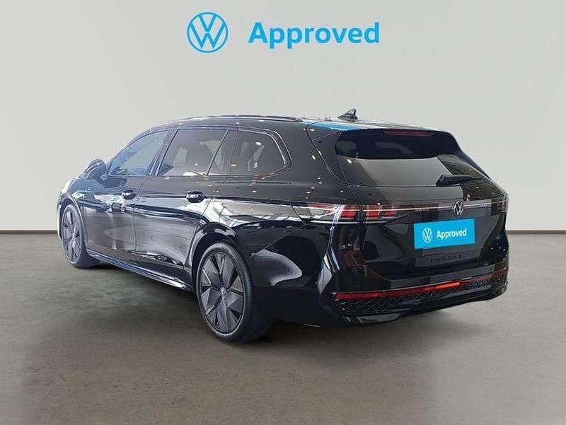 Usado VW Passat R-line 150 CV (110 kW) 2024 Negro Familiar