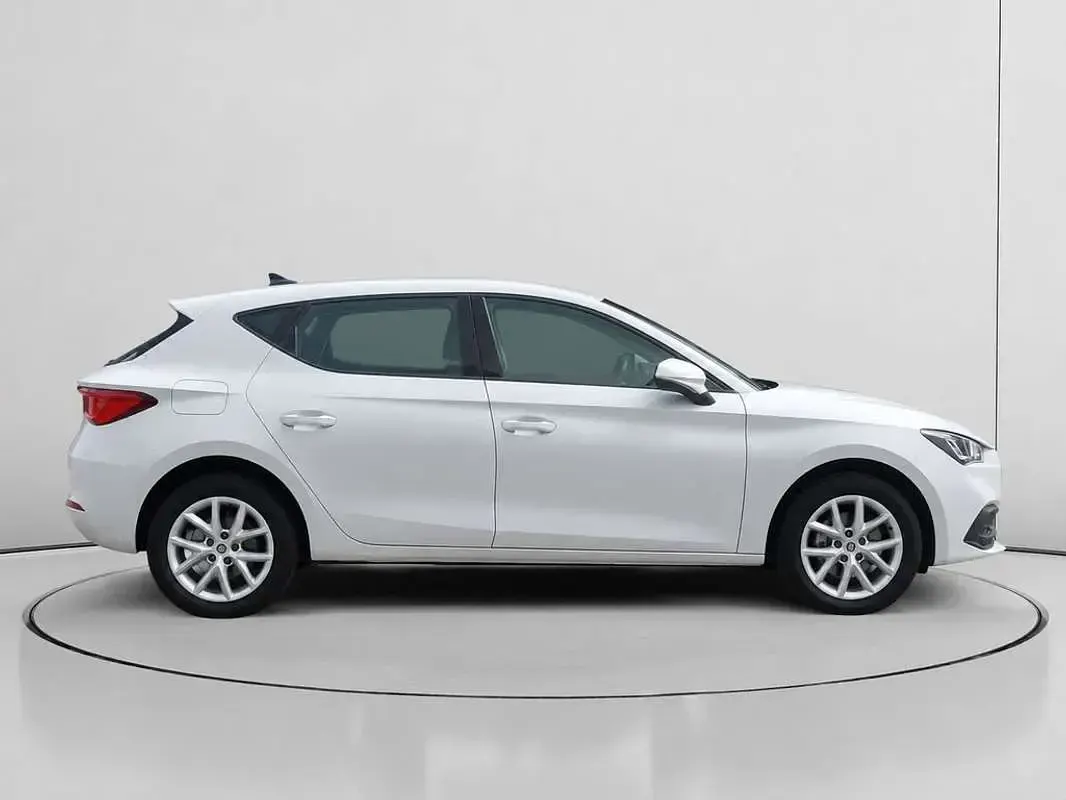 Usado Seat Leon Style 110 CV (80 kW) 2023 Blanco Utilitario
