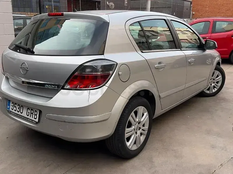 Usado Opel Astra Energy 110 CV (80 kW) 2009 Gris / plata Berlina