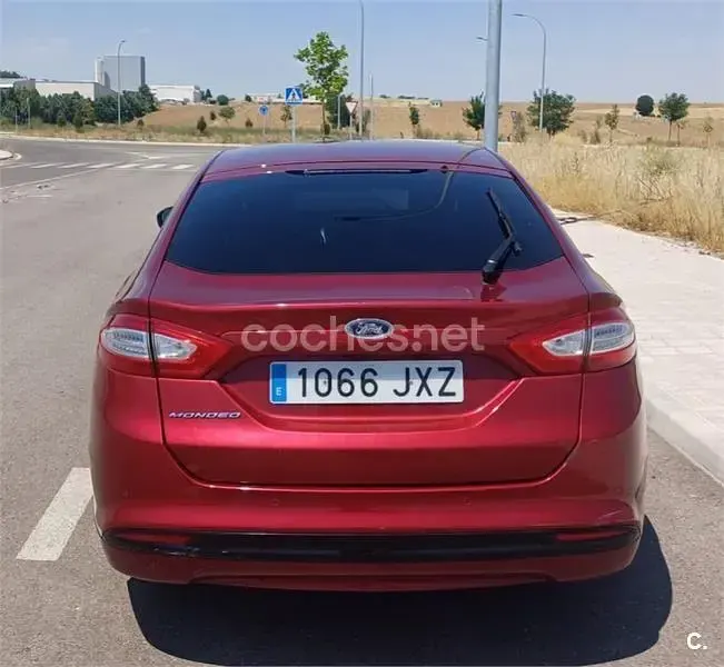 Usado Ford Mondeo Titanium 160 CV (117 kW) 2017 Granate Berlina