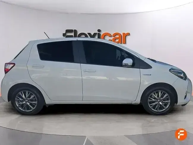 Usado Toyota Yaris Hybrid Active 100 CV (73 kW) 2018 Blanco