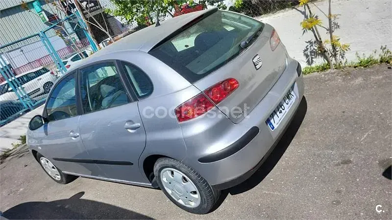 Usado Seat Ibiza Fresh 75 CV (55 kW) 2003 Gris / plata Utilitario