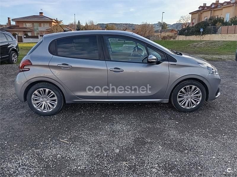 Usado Peugeot 208 Signature Sky 82 CV (60 kW) 2019 Gris / plata Utilitario