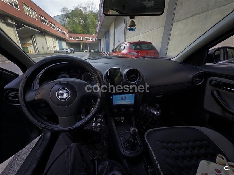 Używany Seat Ibiza Reference 64 KM (47 kW) 2004 Zielony Hatchback