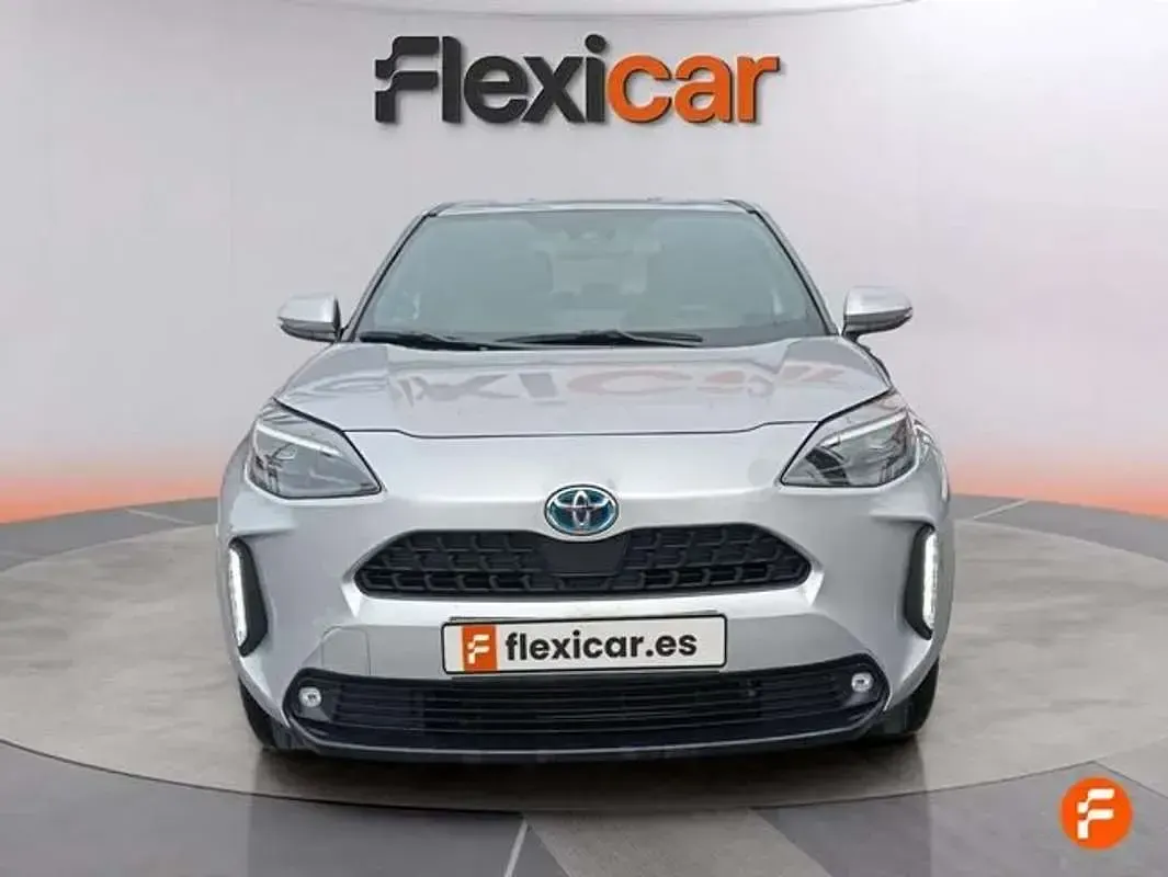 Käytetty Toyota Yaris Cross Active 116 HP (85 kW) 2022 Harmaa Katumaasturi
