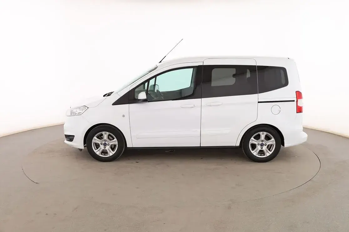 Usado Ford Tourneo Courier Trend 75 CV (55 kW) 2015 Blanco Monovolumen