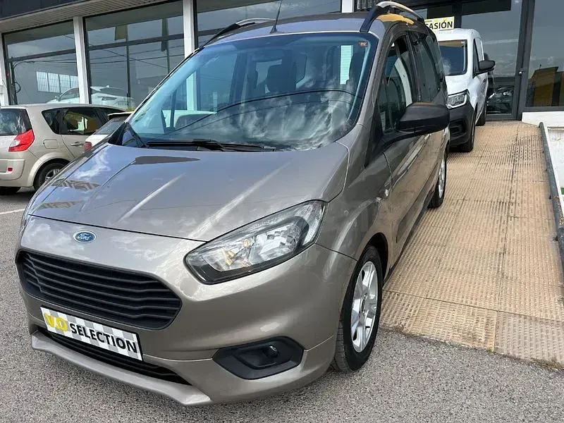 Usado Ford Tourneo Courier Trend 100 CV (73 kW) 2019 Beige Monovolumen