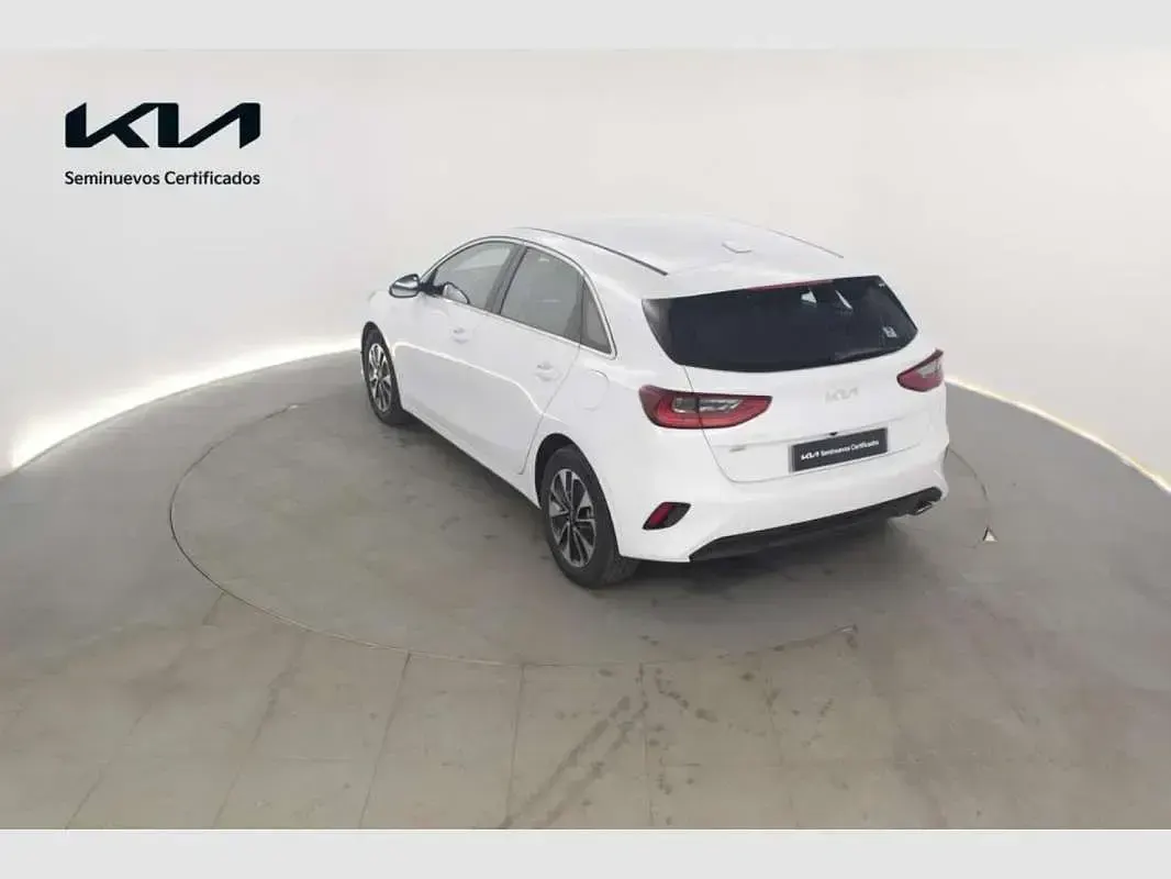 Usado Kia Ceed 101 CV (74 kW) 2025 Blanco Utilitario
