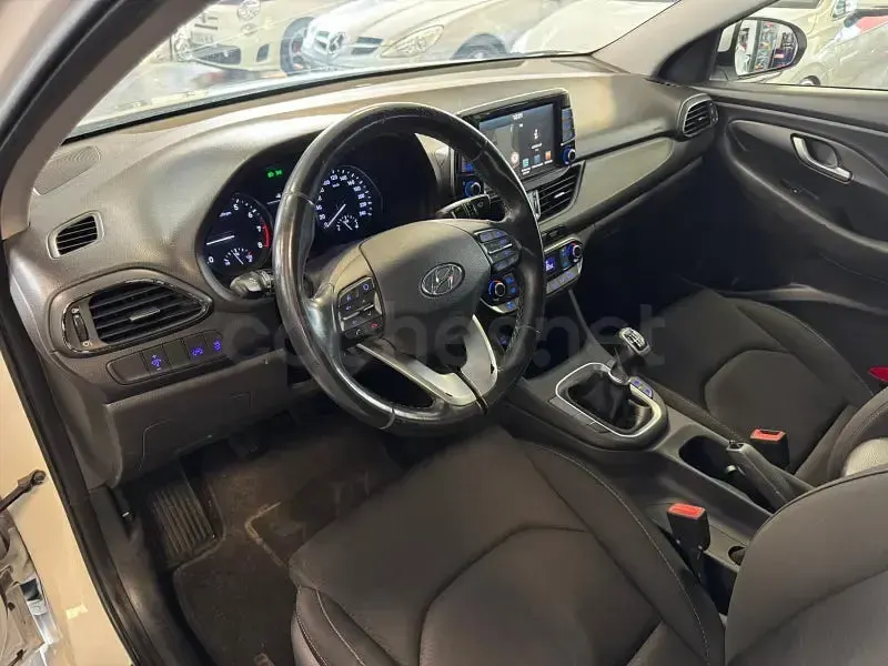 Usado Hyundai i30 GO! 120 CV (88 kW) 2018 Blanco Berlina