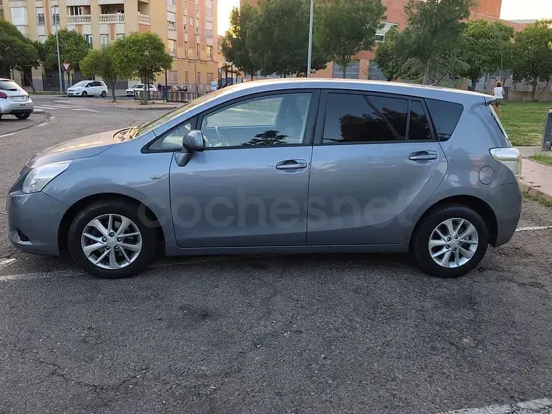 Usado Toyota Verso Active 126 CV (92 kW) 2009 Gris / plata Monovolumen