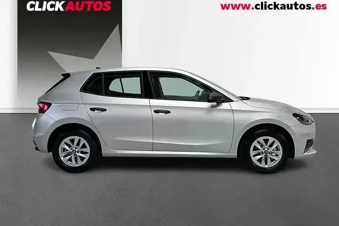 Usado Skoda Fabia Essence 95 CV (69 kW) 2025 Plata Utilitario