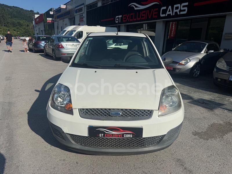 Blanco Usado 2007 Ford Fiesta Ambiente Utilitario | 2490 € (Precio justo) - Imagen 1/4