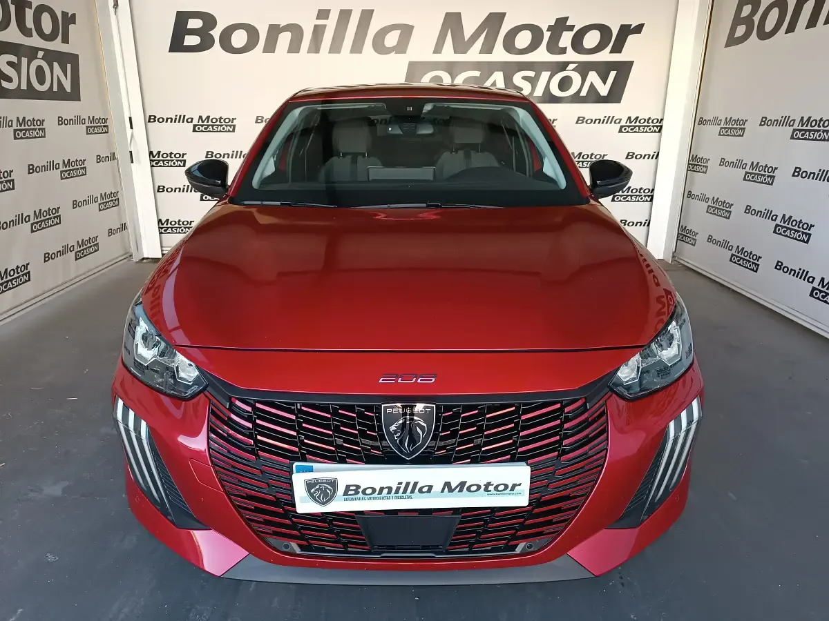 Usado Peugeot 208 Allure 100 CV (73 kW) 2025 Rojo Utilitario