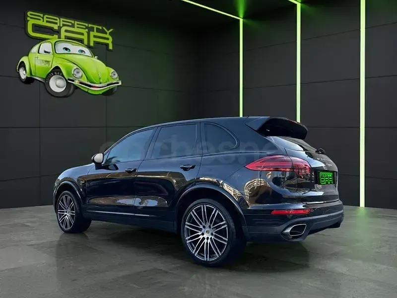 Käytetty Porsche Cayenne Platinum Edition 262 HP (192 kW) 2016 Musta Katumaasturi