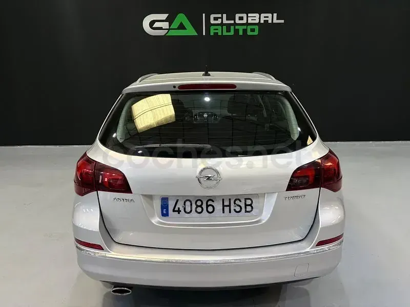Usado Opel Astra Excellence 140 CV (102 kW) 2013 Gris / plata Familiar