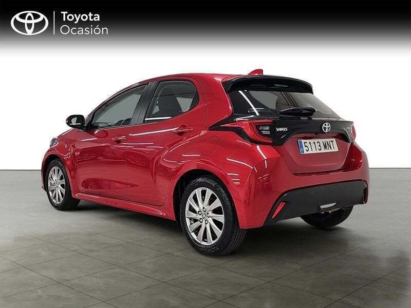 Usado Toyota Yaris Active 116 CV (85 kW) 2024 Rojo Utilitario