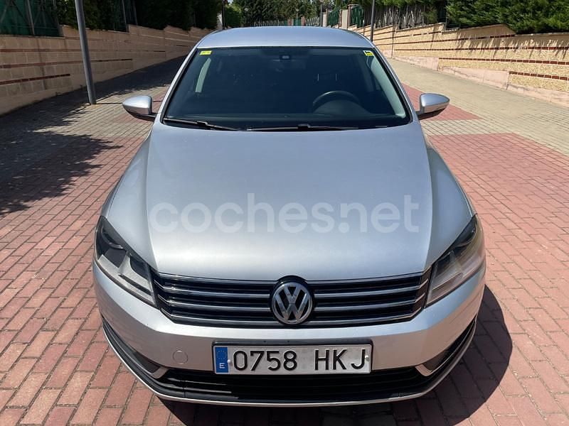 Gris / plata Usado 2013 VW Passat Advance Berlina | 7350 € (Precio justo) - Imagen 1/4