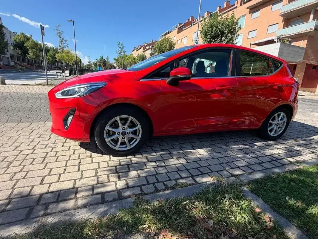 Usado Ford Fiesta Active X 125 CV (91 kW) 2021 Rojo Utilitario