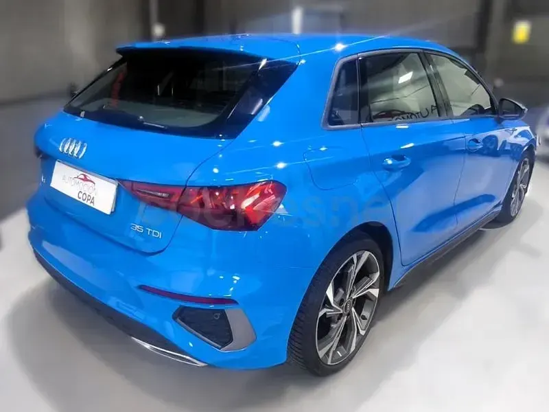 Usado Audi A3 Ambiente 150 CV (110 kW) 2022 Azul Berlina