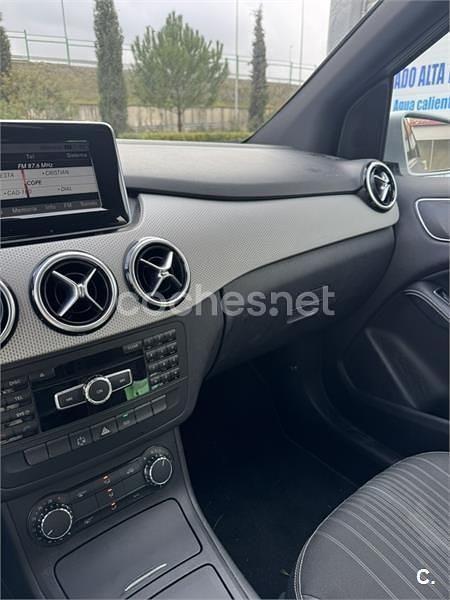 Usado Mercedes B180 109 CV (80 kW) 2013 Gris / plata Monovolumen