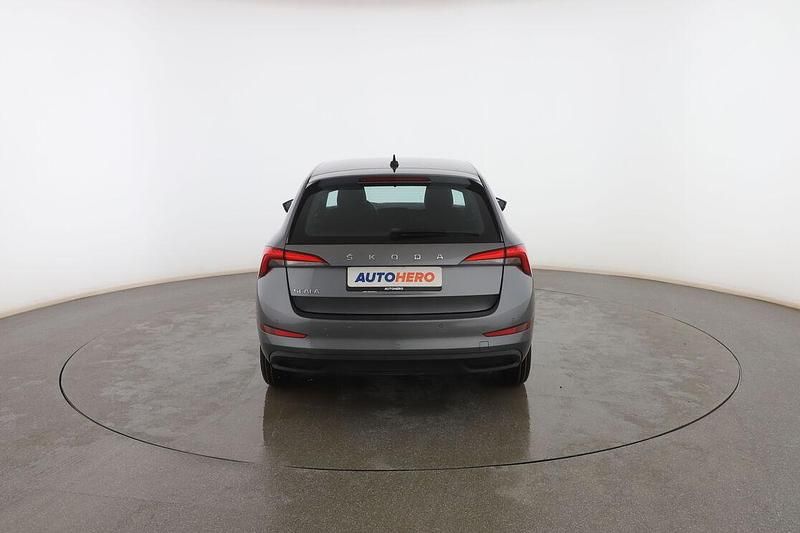 Usado Skoda Scala Active 95 CV (69 kW) 2022 Gris Utilitario