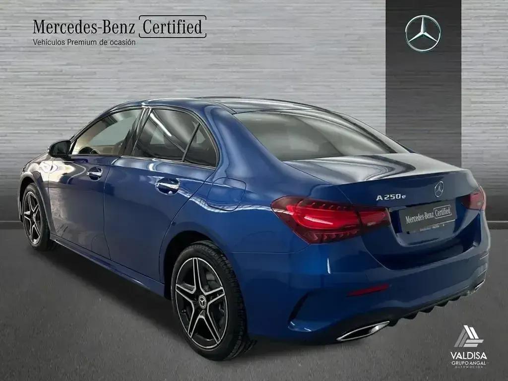 Usado Mercedes A250 AMG line 218 CV (160 kW) 2025 Azul Berlina