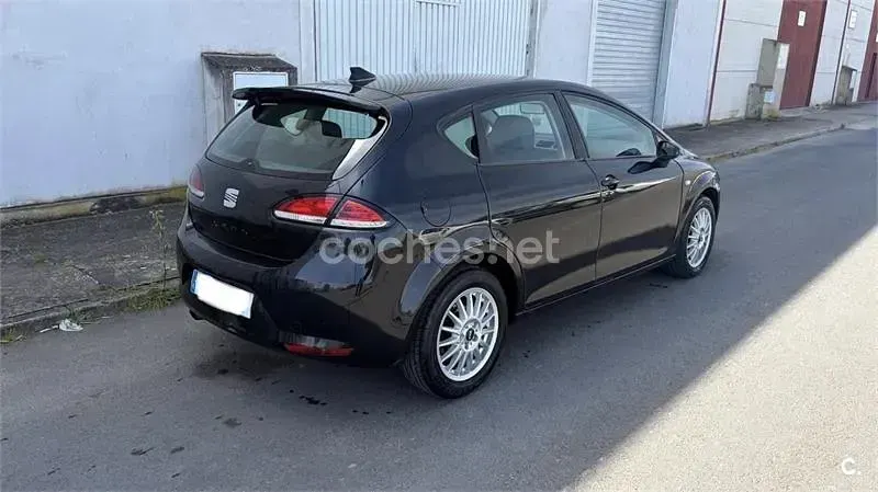 Usado Seat Leon Ecomotive 105 CV (77 kW) 2008 Negro Utilitario