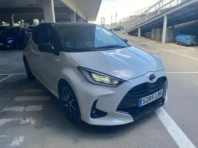Usado Toyota Yaris Plus 115 CV (84 kW) 2022 Blanco Utilitario